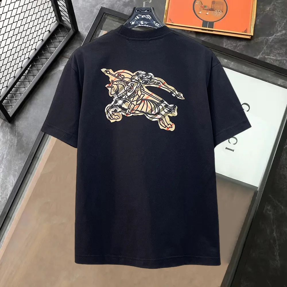 Burberry's high-end top-quality products 🐮2026 Spring and Summer New Arrival first counter, the latest New Arrival short-sleeved round neck T-shirt Premium customized design, avant-garde and fashionable! Brand logo heavy craftsmanship design Premium customized 260g fabric. Soft to the touch. Comfortable to wear. Counter-level exquisite stitching. Fine workmanship. The upper body effect is incomparably handsome! A must-have item for men and women with the same style! Sizes: S~XXL When placing an order, please state your height and weight. The maximum wearing size is 210 pounds (one size larger)